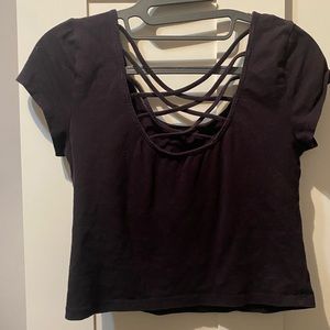 BLACK CROP TOP WITH DESIGN IN THE BACK